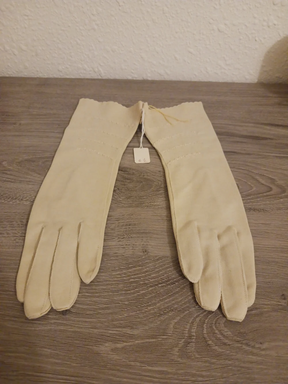 Women's  Dress Gloves Soft Beige/Nude Size 6 1/2 Embroidered Knot Accent